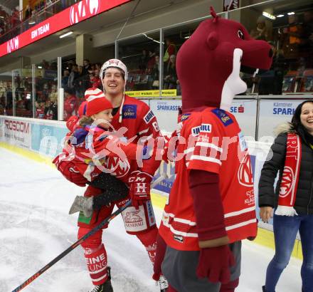 EBEL. Eishockey Bundesliga. KAC gegen	Dornbirn Bulldogs. Nicholas Ric Petersen mit Tochter, (KAC). Klagenfurt, am 1.12.2019.
Foto: Kuess
www.qspictures.net

---
pressefotos, pressefotografie, kuess, qs, qspictures, sport, bild, bilder, bilddatenbank