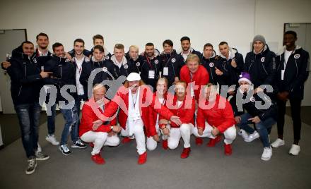 SK Austria Klagenfurt. Mitsing-Konzert. Kaernten singt Weihnachtslieder.  Kampfmannschaft SK Austria KLagenfurt, Die Kaiser. Klagenfurt, am 1.12.2019.
Foto: Kuess
www.qspictures.net
---
pressefotos, pressefotografie, kuess, qs, qspictures, sport, bild, bilder, bilddatenbank