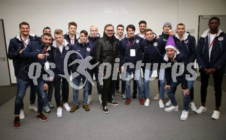 SK Austria Klagenfurt. Mitsing-Konzert. Kaernten singt Weihnachtslieder.  Kampfmannschaft SK Austria KLagenfurt mit Nik P.. Klagenfurt, am 1.12.2019.
Foto: Kuess
www.qspictures.net
---
pressefotos, pressefotografie, kuess, qs, qspictures, sport, bild, bilder, bilddatenbank