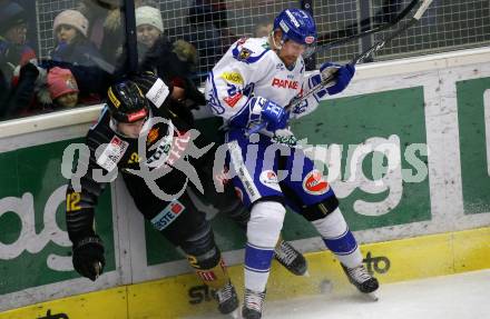 EBEL. Eishockey Bundesliga. EC VSV gegen spusu Vienna Capitals.  Marko Poeyhoenen,  (VSV), Kyle Baun (Vienna Capitals). Villach, am 8.12.2019.
Foto: Kuess
www.qspictures.net
---
pressefotos, pressefotografie, kuess, qs, qspictures, sport, bild, bilder, bilddatenbank