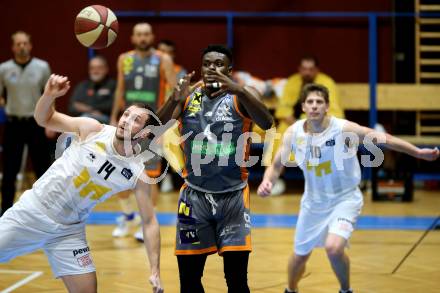 Basketball OEBV Cup. Austria Cup. Woerthersee Piraten gegen Klosterneuburg Dukes. Maximilian Kunovjanek, Tevz Ruzic (Piraten), Aminenye-Jesu Lakoju (Klosterneuburg). Klagenfurt, am 11.12.2019.
Foto: Kuess
www.qspictures.net

---
pressefotos, pressefotografie, kuess, qs, qspictures, sport, bild, bilder, bilddatenbank