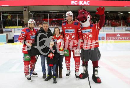 EBEL. Eishockey Bundesliga. KAC gegen	EHC Liwest Black Wings Linz. Thomas Koch, Spieler des Abends Adam Comrie (KAC). Klagenfurt, am 15.12.2019.
Foto: Kuess
www.qspictures.net

---
pressefotos, pressefotografie, kuess, qs, qspictures, sport, bild, bilder, bilddatenbank
