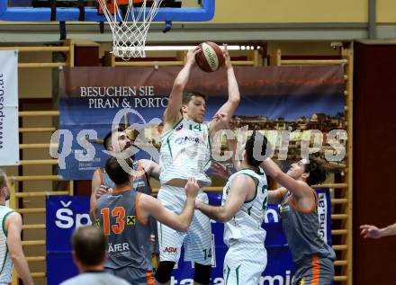 Basketball Zweite Liga 2019/2020. Grunddurchgang 15. Runde. KOS Celovec gegen  Fuerstenfeld Panthers. Lovro Fizuleto, Marin Sliskovic (KOS Celovec),  Ivan Skrobo, Krzysztof Kawalek, Fabian Richter (Fuerstenfeld). Klagenfurt, am 21.12.2019.
Foto: Kuess
www.qspictures.net

---
pressefotos, pressefotografie, kuess, qs, qspictures, sport, bild, bilder, bilddatenbank