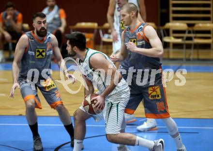 Basketball Zweite Liga 2019/2020. Grunddurchgang 15. Runde. KOS Celovec gegen  Fuerstenfeld Panthers. Marin Sliskovic, (KOS Celovec),  Ivan Skrobo, Alex Laurent  (Fuerstenfeld). Klagenfurt, am 21.12.2019.
Foto: Kuess
www.qspictures.net

---
pressefotos, pressefotografie, kuess, qs, qspictures, sport, bild, bilder, bilddatenbank