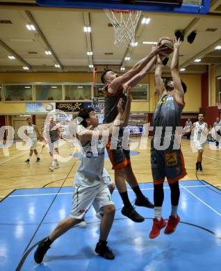 Basketball Zweite Liga 2019/2020. Grunddurchgang 15. Runde. KOS Celovec gegen  Fuerstenfeld Panthers. Veljko Dena,  (KOS Celovec), Ivan Skrobo, Mario Petric (Fuerstenfeld). Klagenfurt, am 21.12.2019.
Foto: Kuess
www.qspictures.net

---
pressefotos, pressefotografie, kuess, qs, qspictures, sport, bild, bilder, bilddatenbank