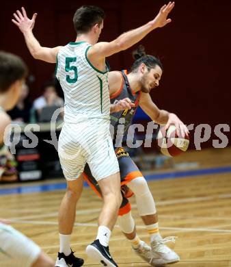Basketball Zweite Liga 2019/2020. Grunddurchgang 15. Runde. KOS Celovec gegen  Fuerstenfeld Panthers. Andi Smrtnik,  (KOS Celovec), Adnan Hajder (Fuerstenfeld). Klagenfurt, am 21.12.2019.
Foto: Kuess
www.qspictures.net

---
pressefotos, pressefotografie, kuess, qs, qspictures, sport, bild, bilder, bilddatenbank