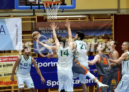 Basketball Zweite Liga 2019/2020. Grunddurchgang 15. Runde. KOS Celovec gegen  Fuerstenfeld Panthers. Lovro Fizuleto, Marin Sliskovic (KOS Celovec),  Adnan Hajder (Fuerstenfeld). Klagenfurt, am 21.12.2019.
Foto: Kuess
www.qspictures.net

---
pressefotos, pressefotografie, kuess, qs, qspictures, sport, bild, bilder, bilddatenbank