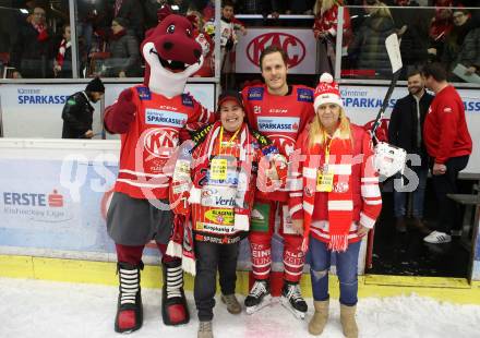 EBEL. Eishockey Bundesliga. KAC gegen	Moser Medical Graz99ers.  Antenne Fanbank. Manuel Geier (KAC). Klagenfurt, am 28.12.2019.
Foto: Kuess
www.qspictures.net

---
pressefotos, pressefotografie, kuess, qs, qspictures, sport, bild, bilder, bilddatenbank
