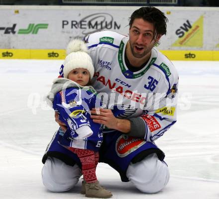 EBEL. Eishockey Bundesliga. VSV gegen Moser Medical Graz99ers.  Jerry Pollastrone mit Tochter (VSV). Villach, am 3.1.2020.
Foto: Kuess
www.qspictures.net
---
pressefotos, pressefotografie, kuess, qs, qspictures, sport, bild, bilder, bilddatenbank