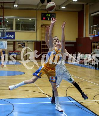 Basketball Zweite Liga 2019/2020. Grunddurchgang 17. Runde. KOS Celovec gegen  BBU Salzburg. Ales Primc,  (KOS Celovec), Thomas Buchegger (Salzburg). Klagenfurt, am 11.1.2020.
Foto: Kuess
www.qspictures.net

---
pressefotos, pressefotografie, kuess, qs, qspictures, sport, bild, bilder, bilddatenbank