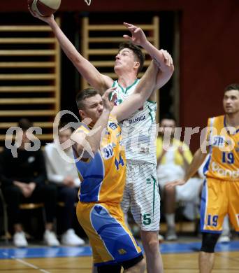 Basketball Zweite Liga 2019/2020. Grunddurchgang 17. Runde. KOS Celovec gegen  BBU Salzburg. Rijad Dzigal (KOS Celovec), Jasmin Tomas (Salzburg). Klagenfurt, am 11.1.2020.
Foto: Kuess
www.qspictures.net

---
pressefotos, pressefotografie, kuess, qs, qspictures, sport, bild, bilder, bilddatenbank