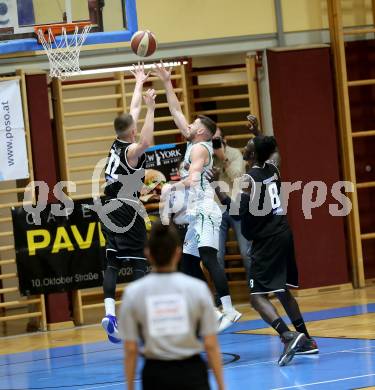 Basketball Zweite Liga 2019/2020. Grunddurchgang 19. Runde. KOS Celovec gegen  Raiders Tirol. Martin Bajc (KOS Celovec), Roman Skvasik, Mansata Cisse (Tirol). Klagenfurt, am 25.1.2020.
Foto: Kuess
www.qspictures.net

---
pressefotos, pressefotografie, kuess, qs, qspictures, sport, bild, bilder, bilddatenbank