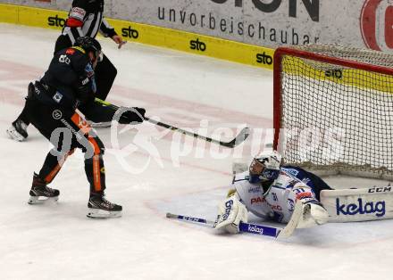 EBEL. Eishockey Bundesliga. VSV gegen Dornbirn Bulldogs.  Brandon Maxwell,  (VSV), Juhani Timo Tapio Tamminen (Dornbirn). Villach, am 31.1.2020.
Foto: Kuess
www.qspictures.net
---
pressefotos, pressefotografie, kuess, qs, qspictures, sport, bild, bilder, bilddatenbank