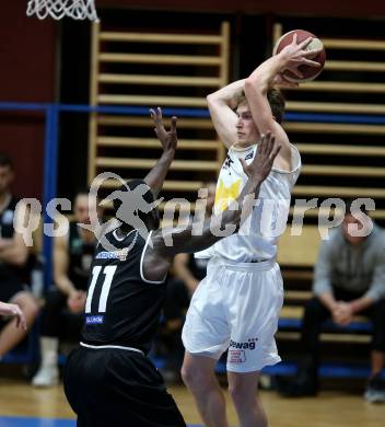 Basketball Zweite Liga 2019/2020. Grunddurchgang 20. Runde. Woerthersee Piraten gegen Raiders Tirol. Lukas Simoner (Piraten), John Franklyn Gardiner (Tirol). Klagenfurt, am 1.2.2020.
Foto: Kuess
www.qspictures.net

---
pressefotos, pressefotografie, kuess, qs, qspictures, sport, bild, bilder, bilddatenbank