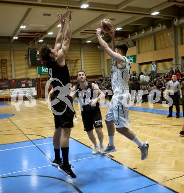 Basketball Zweite Liga 2019/2020. Grunddurchgang 21. Runde. KOS Celovec gegen  Woerthersee Piraten.  Marin Sliskovic (KOS Celovec), Simon Finzgar, Maximilian Kunovjanek (Piraten). Klagenfurt, am 8.2.2020.
Foto: Kuess
www.qspictures.net

---
pressefotos, pressefotografie, kuess, qs, qspictures, sport, bild, bilder, bilddatenbank