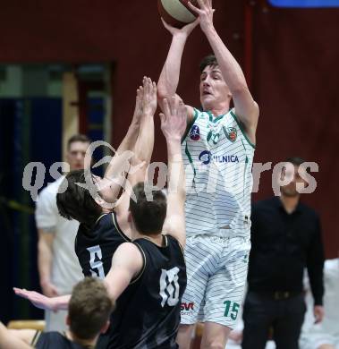 Basketball Zweite Liga 2019/2020. Grunddurchgang 21. Runde. KOS Celovec gegen  Woerthersee Piraten. Rijad Dzigal (KOS Celovec), Sebastian Schaal, Tevz Ruzic (Piraten). Klagenfurt, am 8.2.2020.
Foto: Kuess
www.qspictures.net

---
pressefotos, pressefotografie, kuess, qs, qspictures, sport, bild, bilder, bilddatenbank