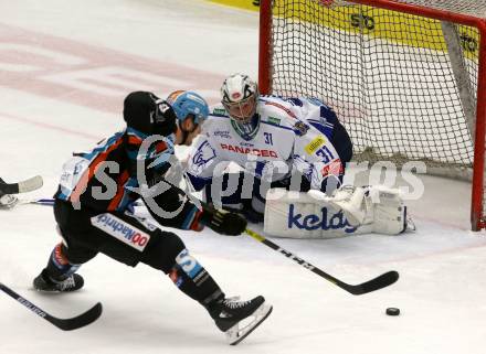 EBEL. Eishockey Bundesliga. VSV gegen EHC Liwest Black Wings Linz.   Brandon Maxwell, (VSV), Justin Florek  (Linz). Villach, am 18.2.2020.
Foto: Kuess
www.qspictures.net
---
pressefotos, pressefotografie, kuess, qs, qspictures, sport, bild, bilder, bilddatenbank