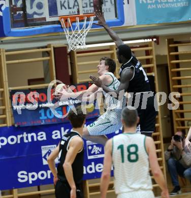 Basketball Zweite Liga 2019/2020. Play Down 1. Runde. KOS Celovec gegen  Raiders Tirol. Andi Smrtnik (KOS Celovec), John Franklyn Gardiner (Tirol). Klagenfurt, am 22.2.2020.
Foto: Kuess
www.qspictures.net

---
pressefotos, pressefotografie, kuess, qs, qspictures, sport, bild, bilder, bilddatenbank