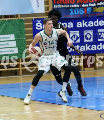 Basketball Zweite Liga 2019/2020. Play Down 1. Runde. KOS Celovec gegen  Raiders Tirol. Lovro Fizuleto (KOS Celovec), Mansata Cisse (Tirol). Klagenfurt, am 22.2.2020.
Foto: Kuess
www.qspictures.net

---
pressefotos, pressefotografie, kuess, qs, qspictures, sport, bild, bilder, bilddatenbank