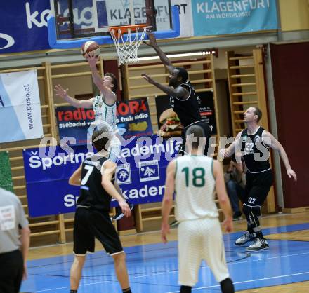 Basketball Zweite Liga 2019/2020. Play Down 1. Runde. KOS Celovec gegen  Raiders Tirol. Andi Smrtnik (KOS Celovec), John Franklyn Gardiner (Tirol). Klagenfurt, am 22.2.2020.
Foto: Kuess
www.qspictures.net

---
pressefotos, pressefotografie, kuess, qs, qspictures, sport, bild, bilder, bilddatenbank