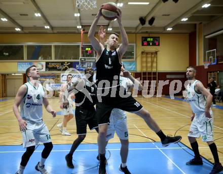 Basketball Zweite Liga 2019/2020. Play Down 1. Runde. KOS Celovec gegen  Raiders Tirol.  Lovro Fizuleto, Andi Smrtnik, Ales Primc (KOS Celovec), John Franklyn Gardiner, Benjamin Medic (Tirol). Klagenfurt, am 22.2.2020.
Foto: Kuess
www.qspictures.net

---
pressefotos, pressefotografie, kuess, qs, qspictures, sport, bild, bilder, bilddatenbank
