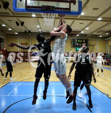 Basketball Zweite Liga 2019/2020. Play Down 1. Runde. KOS Celovec gegen  Raiders Tirol. Andi Smrtnik (KOS Celovec), Mansata Cisse, John Franklyn Gardiner (Tirol). Klagenfurt, am 22.2.2020.
Foto: Kuess
www.qspictures.net

---
pressefotos, pressefotografie, kuess, qs, qspictures, sport, bild, bilder, bilddatenbank
