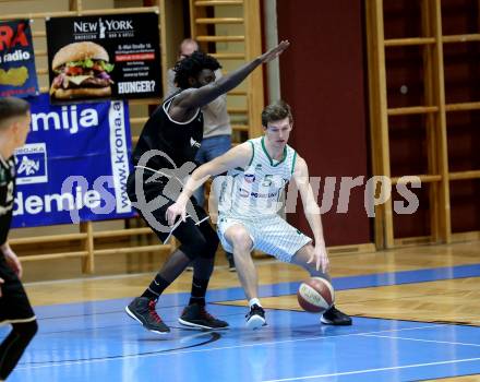 Basketball Zweite Liga 2019/2020. Play Down 1. Runde. KOS Celovec gegen  Raiders Tirol. Andi Smrtnik (KOS Celovec), Mansata Cisse (Tirol). Klagenfurt, am 22.2.2020.
Foto: Kuess
www.qspictures.net

---
pressefotos, pressefotografie, kuess, qs, qspictures, sport, bild, bilder, bilddatenbank