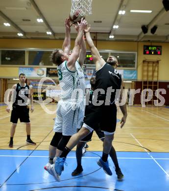 Basketball Zweite Liga 2019/2020. Play Down 1. Runde. KOS Celovec gegen  Raiders Tirol.  Tim Huber, Andi Smrtnik (KOS Celovec), Lisandro Nowakowski (Tirol). Klagenfurt, am 22.2.2020.
Foto: Kuess
www.qspictures.net

---
pressefotos, pressefotografie, kuess, qs, qspictures, sport, bild, bilder, bilddatenbank