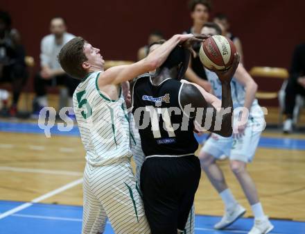 Basketball Zweite Liga 2019/2020. Play Down 1. Runde. KOS Celovec gegen  Raiders Tirol. Samuel Seher, Andi Smrtnik (KOS Celovec),  John Franklyn Gardiner (Tirol). Klagenfurt, am 22.2.2020.
Foto: Kuess
www.qspictures.net

---
pressefotos, pressefotografie, kuess, qs, qspictures, sport, bild, bilder, bilddatenbank