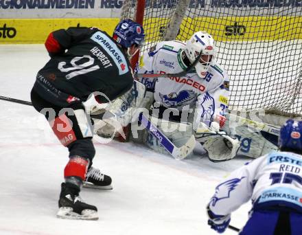 EBEL. Eishockey Bundesliga. VSV gegen 	HC TWK Innsbruck.  Alexander Schmidt,  (VSV), Caleb Herbert (Innsbruck). Villach, am 29.2.2020.
Foto: Kuess
www.qspictures.net
---
pressefotos, pressefotografie, kuess, qs, qspictures, sport, bild, bilder, bilddatenbank