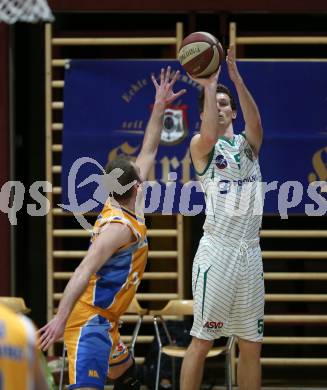 Basketball Zweite Liga 2019/2020. Play Down 2. Runde. KOS Celovec gegen   BBU Salzburg. Andi Smrtnik (KOS Celovec), Luka Milovac (Salzburg). Klagenfurt, am 1.3.2020.
Foto: Kuess
www.qspictures.net

---
pressefotos, pressefotografie, kuess, qs, qspictures, sport, bild, bilder, bilddatenbank