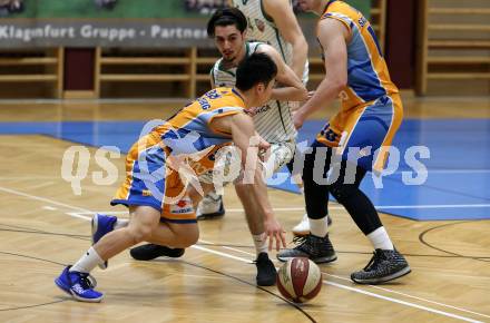 Basketball Zweite Liga 2019/2020. Play Down 2. Runde. KOS Celovec gegen   BBU Salzburg. Volkan Oezdemir (KOS Celovec), Kazuhiko Yokoyama (Salzburg). Klagenfurt, am 1.3.2020.
Foto: Kuess
www.qspictures.net

---
pressefotos, pressefotografie, kuess, qs, qspictures, sport, bild, bilder, bilddatenbank