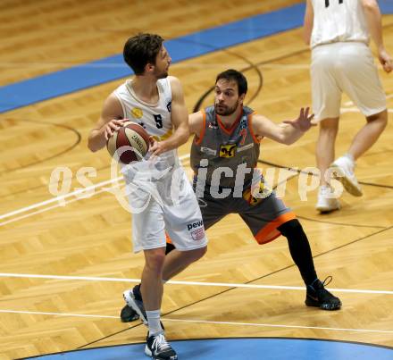 Basketball Zweite Liga 2019/2020. Play-off 2. Runde. Woerthersee Piraten gegen Fuerstenfeld Panthers. Sebastian Schaal (Piraten), 	Mario Petric (Fuerstenfeld). Klagenfurt, am 4.3.2020.
Foto: Kuess
www.qspictures.net

---
pressefotos, pressefotografie, kuess, qs, qspictures, sport, bild, bilder, bilddatenbank