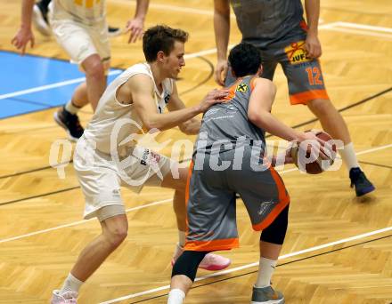 Basketball Zweite Liga 2019/2020. Play-off 2. Runde. Woerthersee Piraten gegen Fuerstenfeld Panthers. Christof Gspandl (Piraten), Fabian Richter (Fuerstenfeld). Klagenfurt, am 4.3.2020.
Foto: Kuess
www.qspictures.net

---
pressefotos, pressefotografie, kuess, qs, qspictures, sport, bild, bilder, bilddatenbank