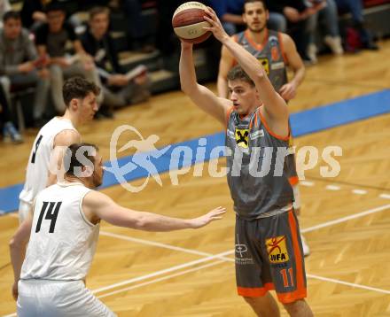 Basketball Zweite Liga 2019/2020. Play-off 2. Runde. Woerthersee Piraten gegen Fuerstenfeld Panthers. Maximilian Kunovjanek (Piraten),  Roland Reinelt (Fuerstenfeld). Klagenfurt, am 4.3.2020.
Foto: Kuess
www.qspictures.net

---
pressefotos, pressefotografie, kuess, qs, qspictures, sport, bild, bilder, bilddatenbank