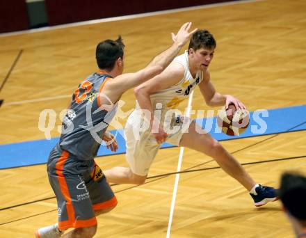 Basketball Zweite Liga 2019/2020. Play-off 2. Runde. Woerthersee Piraten gegen Fuerstenfeld Panthers. Tevz Ruzic (Piraten), Krzysztof Kawalek (Fuerstenfeld). Klagenfurt, am 4.3.2020.
Foto: Kuess
www.qspictures.net

---
pressefotos, pressefotografie, kuess, qs, qspictures, sport, bild, bilder, bilddatenbank