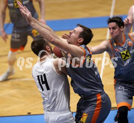 Basketball Zweite Liga 2019/2020. Play-off 2. Runde. Woerthersee Piraten gegen Fuerstenfeld Panthers. Maximilian Kunovjanek (Piraten),  Krzysztof Kawalek (Fuerstenfeld). Klagenfurt, am 4.3.2020.
Foto: Kuess
www.qspictures.net

---
pressefotos, pressefotografie, kuess, qs, qspictures, sport, bild, bilder, bilddatenbank