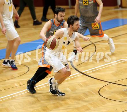 Basketball Zweite Liga 2019/2020. Play-off 2. Runde. Woerthersee Piraten gegen Fuerstenfeld Panthers.  Sebastian Schaal (Piraten),Mario Petric  (Fuerstenfeld). Klagenfurt, am 4.3.2020.
Foto: Kuess
www.qspictures.net

---
pressefotos, pressefotografie, kuess, qs, qspictures, sport, bild, bilder, bilddatenbank