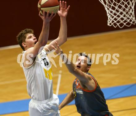 Basketball Zweite Liga 2019/2020. Play-off 2. Runde. Woerthersee Piraten gegen Fuerstenfeld Panthers. Tevz Ruzic (Piraten), Krzysztof Kawalek (Fuerstenfeld). Klagenfurt, am 4.3.2020.
Foto: Kuess
www.qspictures.net

---
pressefotos, pressefotografie, kuess, qs, qspictures, sport, bild, bilder, bilddatenbank