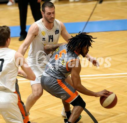 Basketball Zweite Liga 2019/2020. Play-off 2. Runde. Woerthersee Piraten gegen Fuerstenfeld Panthers. Maximilian Kunovjanek (Piraten), Ty Cockfield (Fuerstenfeld). Klagenfurt, am 4.3.2020.
Foto: Kuess
www.qspictures.net

---
pressefotos, pressefotografie, kuess, qs, qspictures, sport, bild, bilder, bilddatenbank