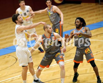 Basketball Zweite Liga 2019/2020. Play-off 2. Runde. Woerthersee Piraten gegen Fuerstenfeld Panthers. Sebastian Schaal (Piraten), Alex Laurent, Ty Cockfield (Fuerstenfeld). Klagenfurt, am 4.3.2020.
Foto: Kuess
www.qspictures.net

---
pressefotos, pressefotografie, kuess, qs, qspictures, sport, bild, bilder, bilddatenbank