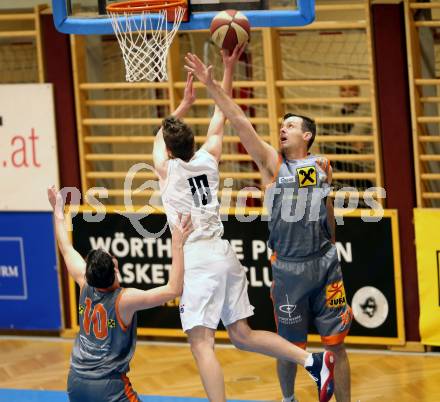 Basketball Zweite Liga 2019/2020. Play-off 2. Runde. Woerthersee Piraten gegen Fuerstenfeld Panthers. Tevz Ruzic (Piraten), Krzysztof Kawalek (Fuerstenfeld). Klagenfurt, am 4.3.2020.
Foto: Kuess
www.qspictures.net

---
pressefotos, pressefotografie, kuess, qs, qspictures, sport, bild, bilder, bilddatenbank