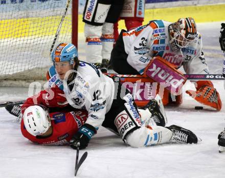 EBEL. Eishockey Bundesliga. KAC gegen	EHC Liwest Black Wings Linz. Siim Liivik,  (KAC),  Troy Rutkowski, Jeffrey Michael Glass (Linz). Klagenfurt, am 8.3.2020.
Foto: Kuess
www.qspictures.net

---
pressefotos, pressefotografie, kuess, qs, qspictures, sport, bild, bilder, bilddatenbank