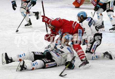 EBEL. Eishockey Bundesliga. KAC gegen	EHC Liwest Black Wings Linz. Manuel Ganahl,  (KAC),  Justin Florek, Julian Pusnik (Linz). Klagenfurt, am 8.3.2020.
Foto: Kuess
www.qspictures.net

---
pressefotos, pressefotografie, kuess, qs, qspictures, sport, bild, bilder, bilddatenbank