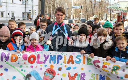 Ski Alpin. Empfang Jugendolympiasieger Philip Hoffmann.  Philip Hoffmann mit Fans. Spittal an der Drau, am 17.1.2020.
Foto: Kuess
www.qspictures.net
---
pressefotos, pressefotografie, kuess, qs, qspictures, sport, bild, bilder, bilddatenbank
