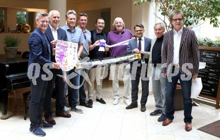 Fussball. 2. Liga. 100 Jahr Feier SK Austria Klagenfurt.  Landessportdirektor Arno Arthofer, Peter Hrstic, Walter Dago Koch, Alexander Philipp, Almedin Hota, Helmut Koenig, Ivica Peric, Franz Hasil, Kurt Widmann. Klagenfurt, am 1.6.2020.
Foto: Kuess
www.qspictures.net
---
pressefotos, pressefotografie, kuess, qs, qspictures, sport, bild, bilder, bilddatenbank