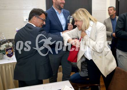 Fussball. 2. Liga. 100 Jahr Feier SK Austria Klagenfurt. Ivica Peric, Buergermeisterin Maria-Luise Mathiaschitz. Klagenfurt, am 1.6.2020.
Foto: Kuess
www.qspictures.net
---
pressefotos, pressefotografie, kuess, qs, qspictures, sport, bild, bilder, bilddatenbank