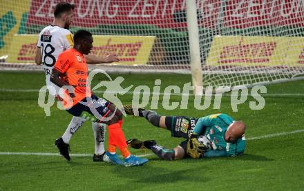Fussball. Tipico Bundesliga. RZ Pellets WAC gegen TSV Prolactal Hartberg.   Luis Miguel Vieira Da Silva, Alexander Kofler (WAC), Jodel Harold Dossou (Hartberg). Wolfsberg, am 10.6.2020.
Foto: Kuess
www.qspictures.net

---
pressefotos, pressefotografie, kuess, qs, qspictures, sport, bild, bilder, bilddatenbank