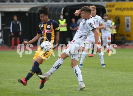 Fussball. Tipico Bundesliga. RZ Pellets WAC gegen Red Bull Salzburg.  Lukas Schmitz,  (WAC),  Masaya Okugawa (Salzburg). Wolfsberg, am 17.6.2020.
Foto: Kuess
www.qspictures.net

---
pressefotos, pressefotografie, kuess, qs, qspictures, sport, bild, bilder, bilddatenbank