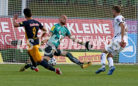 Fussball. Tipico Bundesliga. RZ Pellets WAC gegen Red Bull Salzburg. Alexander Kofler, Dominik Baumgartner,  (WAC), Hee Chan Hwang  (Salzburg). Wolfsberg, am 17.6.2020.
Foto: Kuess
www.qspictures.net

---
pressefotos, pressefotografie, kuess, qs, qspictures, sport, bild, bilder, bilddatenbank